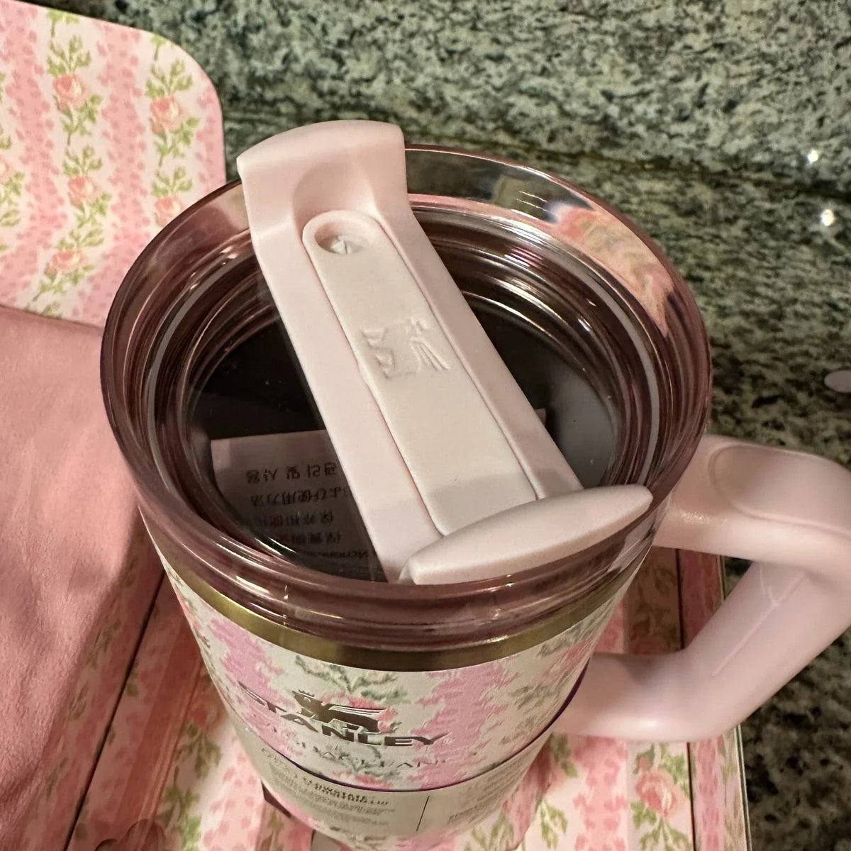 Stanley x LoveShackFancy Blooming Heirloom Quencher H2.0 FlowState Tumbler – 40 oz / 1.18 L – Pink Floral
